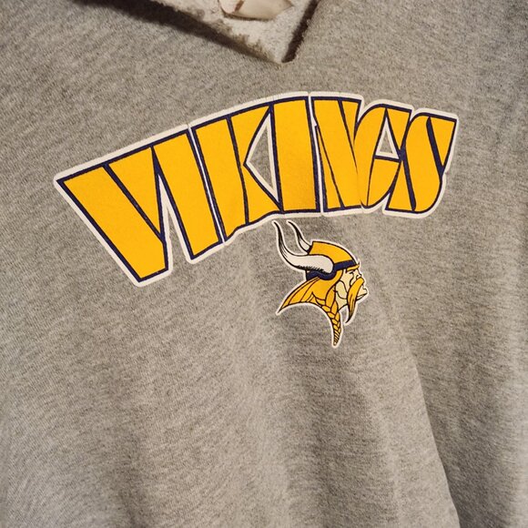 🟣 Minnesota Vikings Distressed Raw V-Neck Hoodie Sweatshirt Grey 2XL 🏈 - Picture 4 of 8
